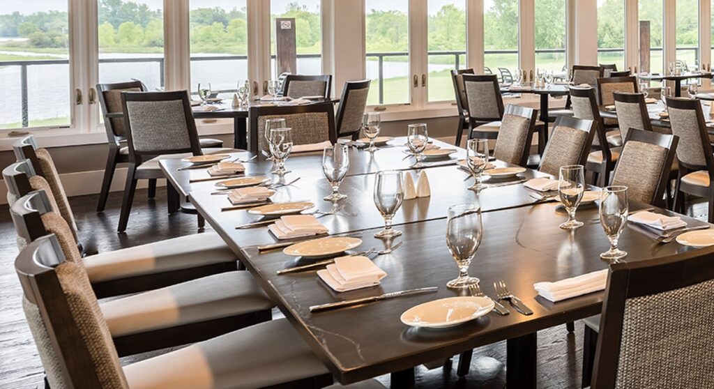 Esszimmerstühle aus Massivholz in einem Country Club.