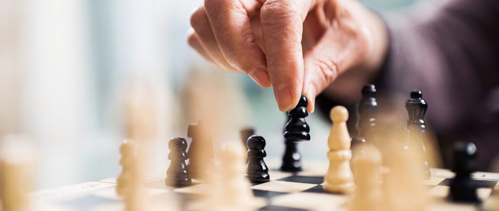 一只手移动棋子的特写