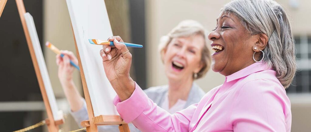 老年妇女正在上绘画课