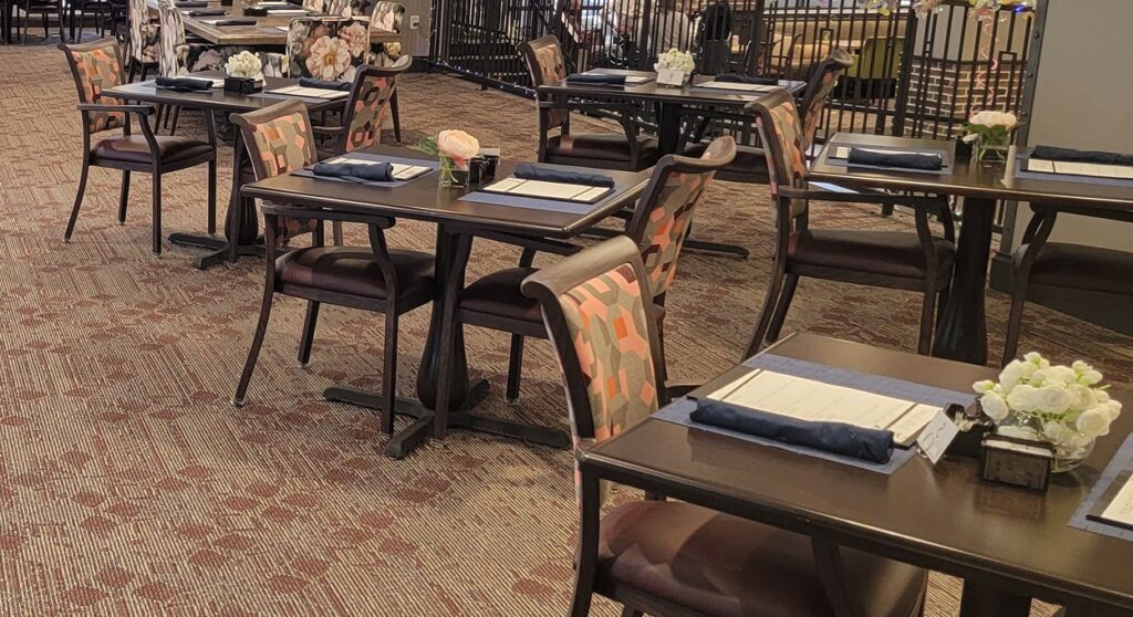 Esszimmerstühle aus Kunstholz in einem Country Club.