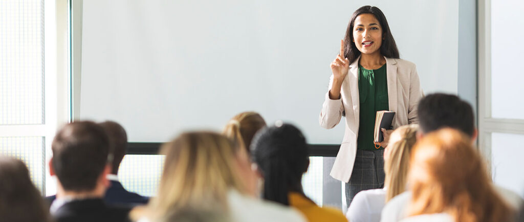 Istruttore che presenta alla classe