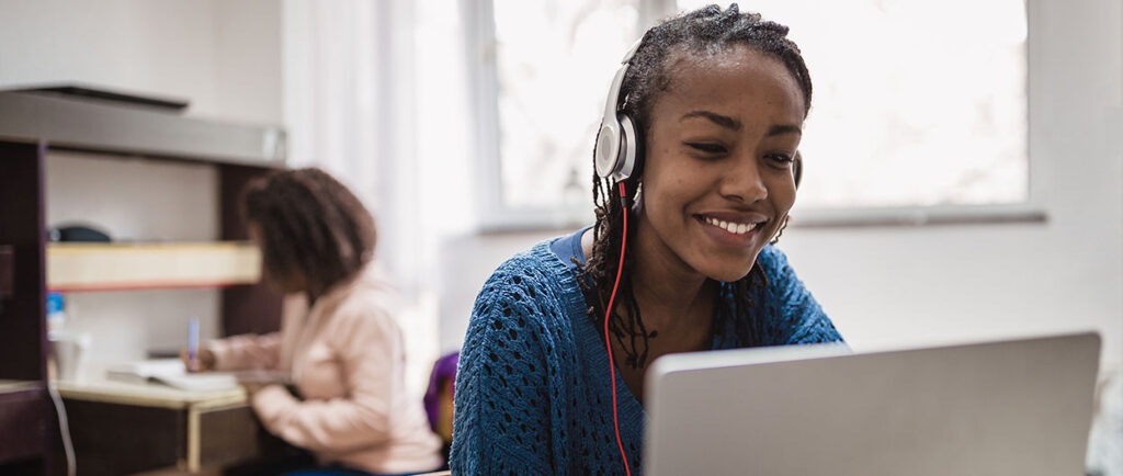Studenti seduti ai loro banchi schiena contro schiena nei loro dormitori