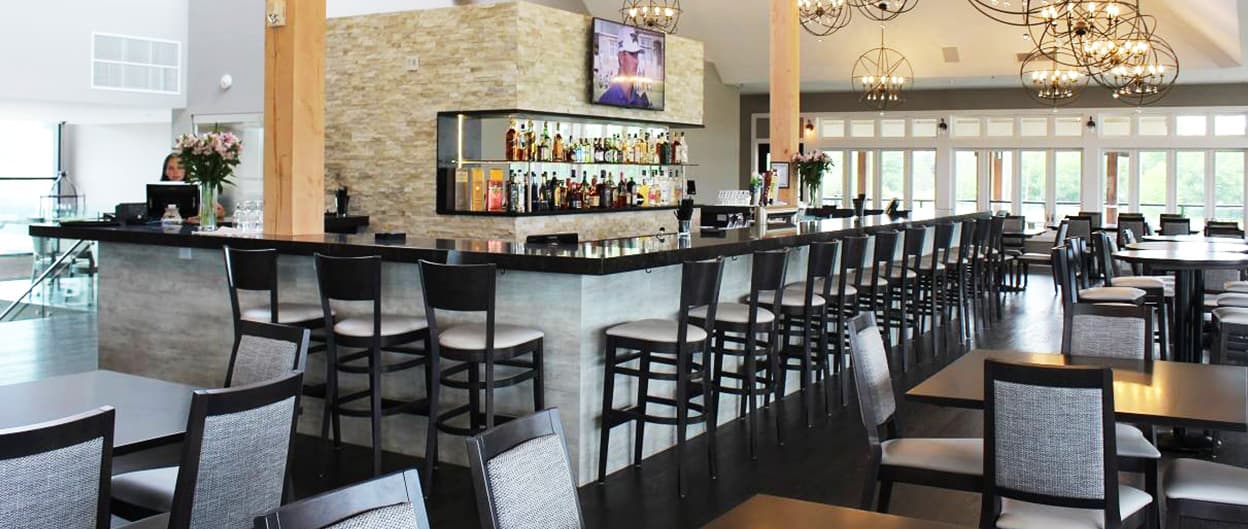 Sgabelli e sedie Holsag in un ambiente da ristorante