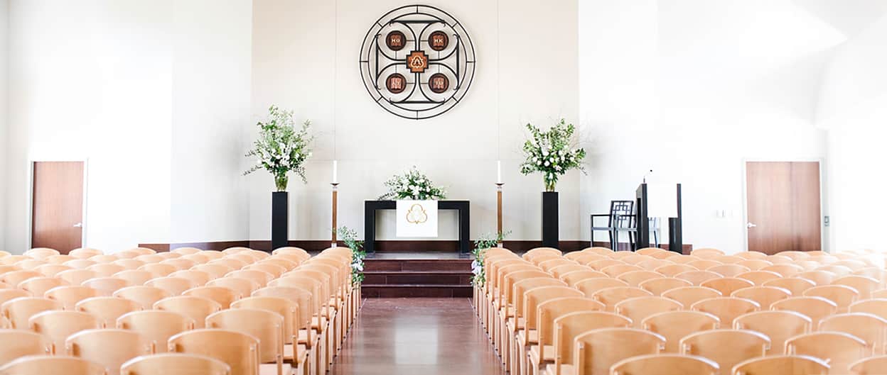 ampio spazio per eventi con file di sedie