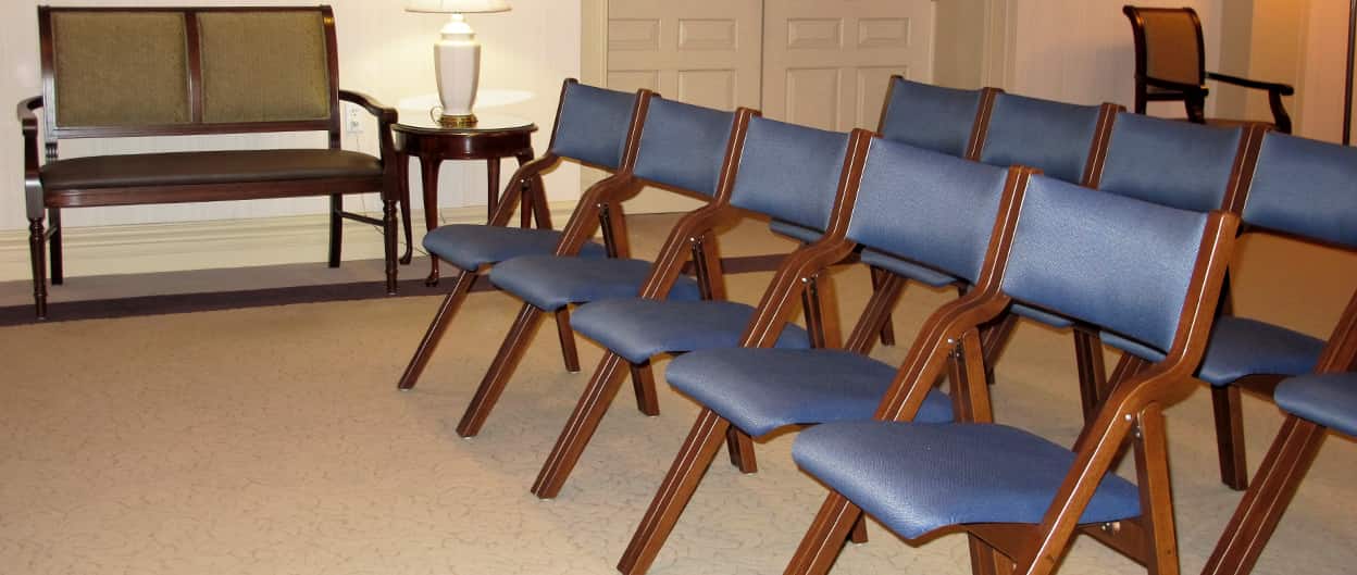 piccole file di sedie pieghevoli in legno Holsag