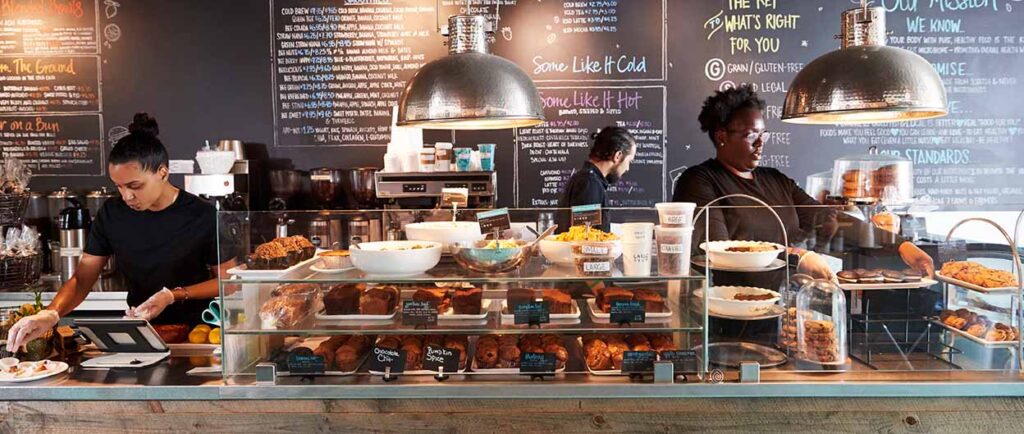 Baristas hinter einer Kaffeetheke