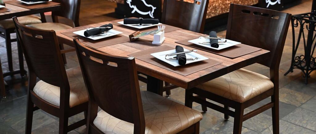 Un primer plano de un comedor rodeado de sillas Holsag en Rodizio Grill