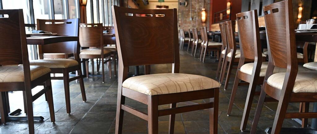 Un primer plano de las sillas ubicadas dentro del local de Salt Lake Rodizio Grill