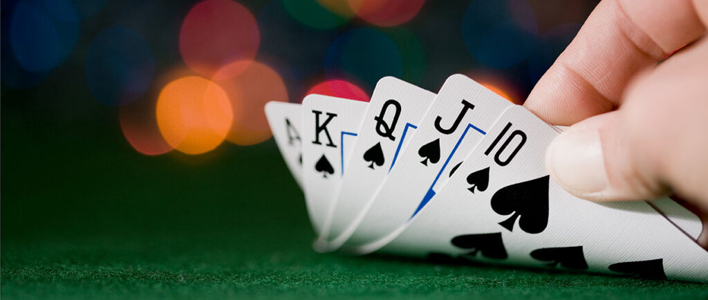 Primo piano delle carte durante una partita di poker